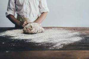 Jak przygotować pikantne roladki z szynką i serem: wykwintna przekąska na każdą okazję