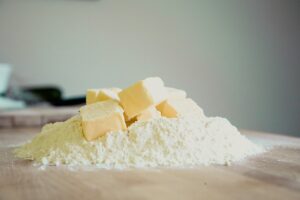 Nie daj się zaskoczyć w kuchni – sprawdź, jakie typu mąki warto mieć pod ręką?